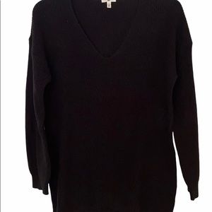 LIKE NEW! V-neck sweater! Worn 2x. Woven design!